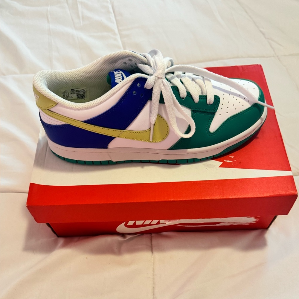 Nike Kids Low-Top Sneakers in Green, Blue, White, Yellow